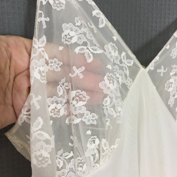 Elegant White Lace Robe Set - Picture 9 of 16